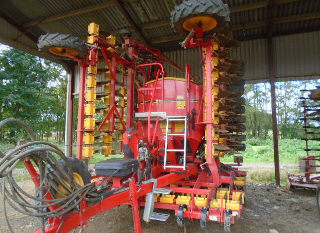 Vaderstad RDA800S drillSpecification3 row of coulters & IDC Track Eradicators c/w Tungston points plus Disc Eradicators Wing Wheels Pre emergence markers Spare Wheel 3404Ha Very Good TyresPaint Work Very Good , Drill in Excellent Condition full