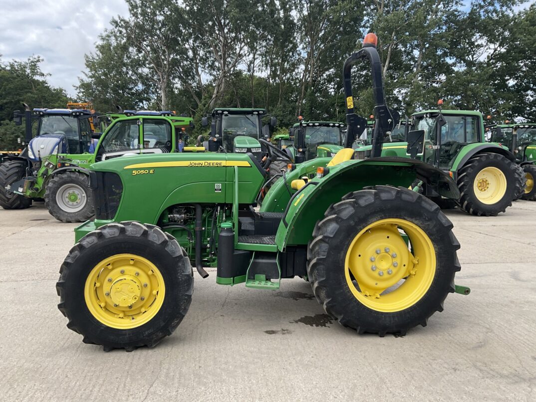 JOHN DEERE 5050E