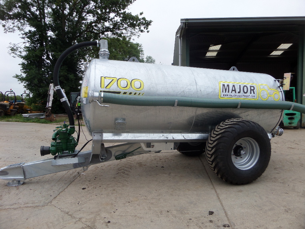 MAJOR 1700 GALLON VACUUM TANKER