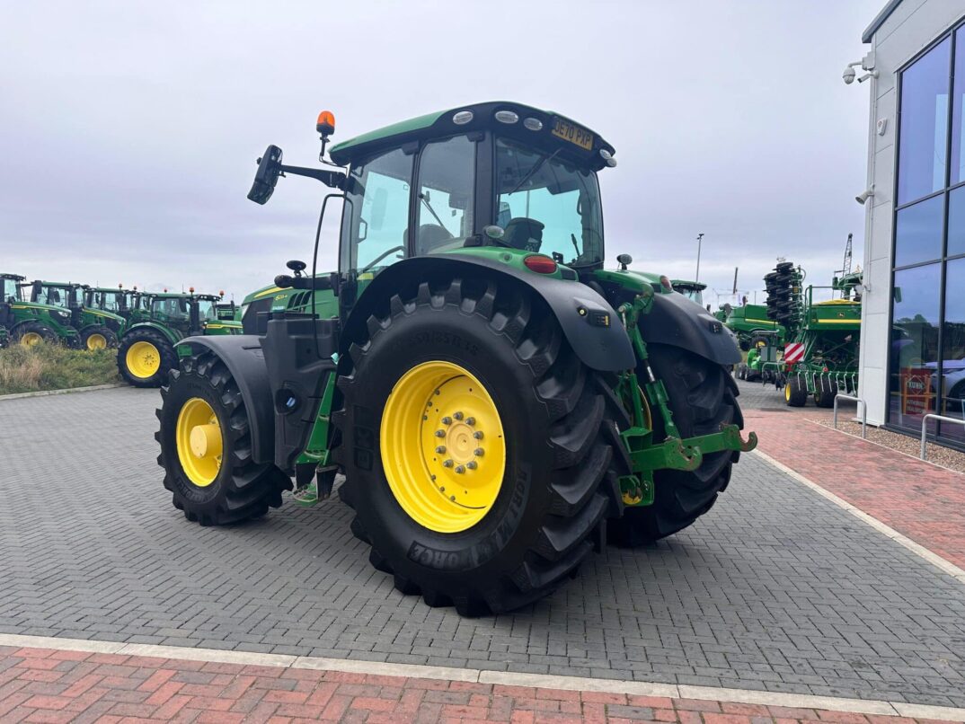 John Deere 6215R