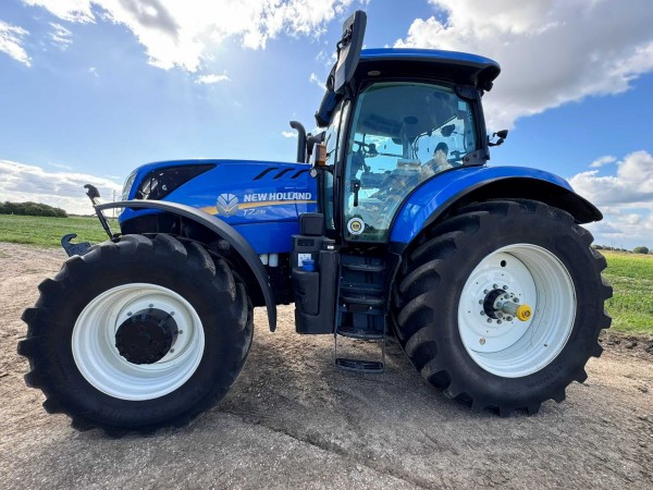 Used 2023 NEW HOLLAND T7.245 SIDE WINDER Front linkage, Front couplers, Intelliview 4 screen, GPS ready, Power beyond, Isobus, 12 Led work lights, Bridgestone tyres @ 80%, warranty until June 2026 for sale in Oxfordshire