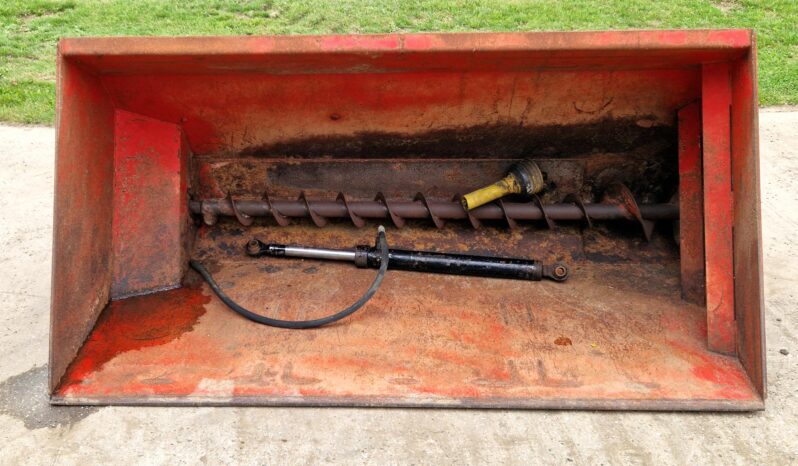 Arrow linkage mounted feeder bucket full