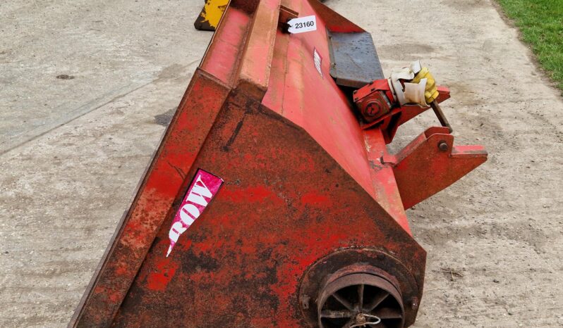 Arrow linkage mounted feeder bucket full