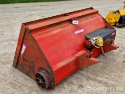 Arrow linkage mounted feeder bucket full