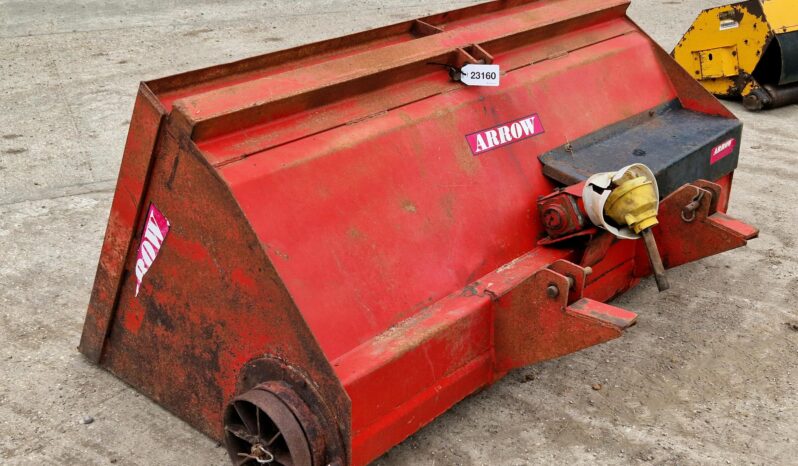 Arrow linkage mounted feeder bucket full