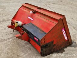 Arrow linkage mounted feeder bucket full