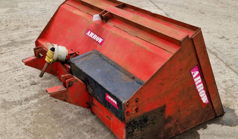 Arrow linkage mounted feeder bucket full