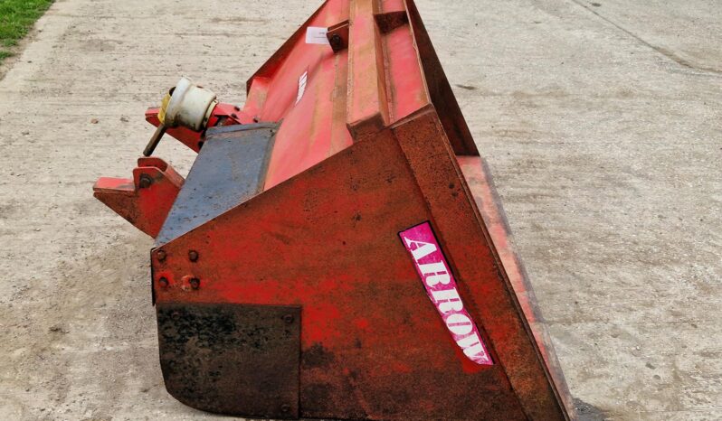 Arrow linkage mounted feeder bucket full