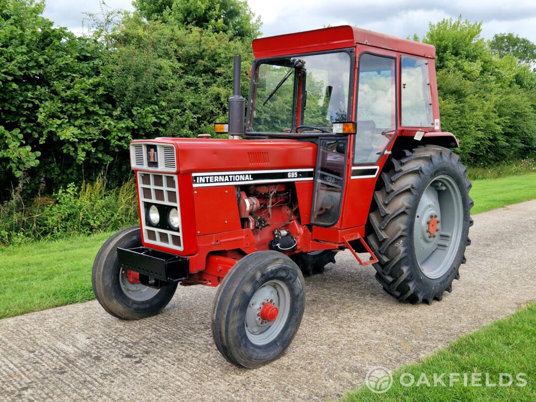 1983 International 685L 2WD Tractor