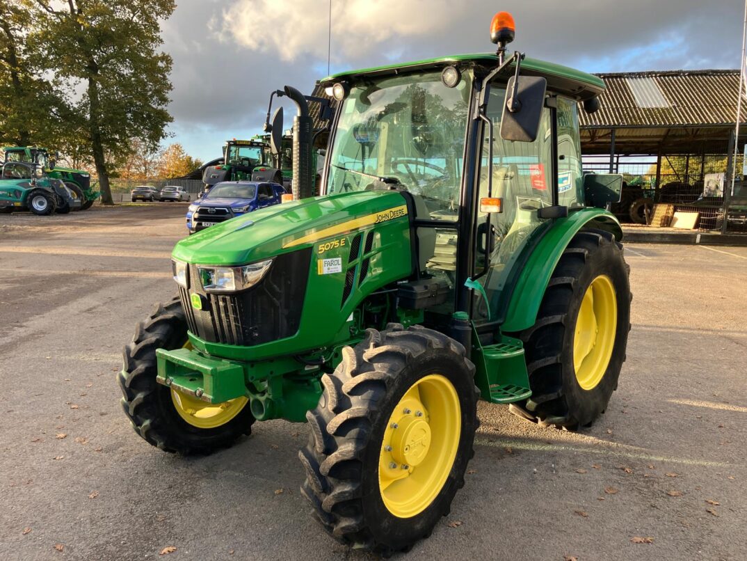 John Deere 5075E