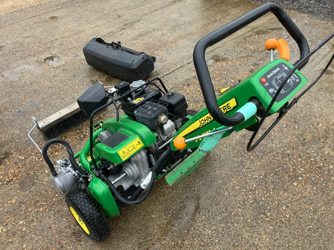 John Deere 220E Hybrid Greens Mower