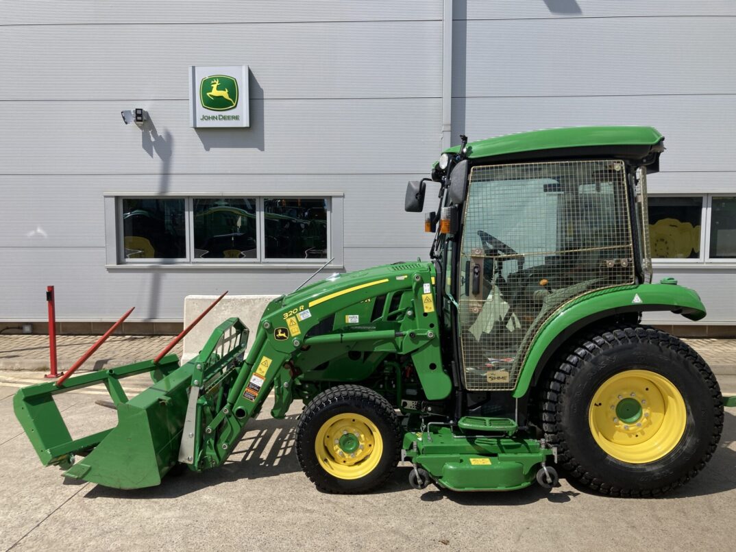 John Deere 3046R