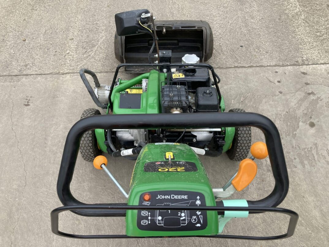 John Deere 220E Hybrid Greens Mower