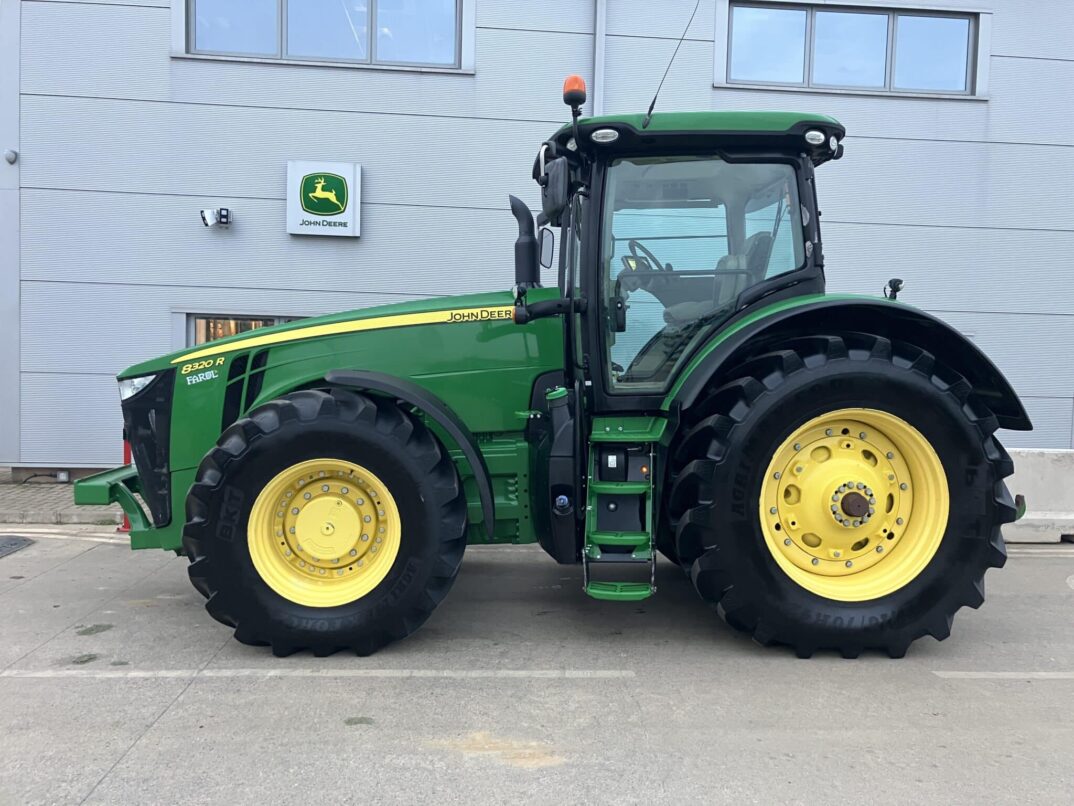 John Deere 8320R