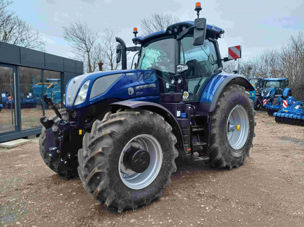 Used 2023 NEW HOLLAND T7.260 PLMi, full spec, Front linkage, Front couplers, Front PTO, Intelliview 12, Full GPS, Push button start, Central locking key fob, Drinks chiller, Sub Woofer, Electric mirrors, Heated mirrors, Half leather auto comfort seat with for sale in Oxfordshire