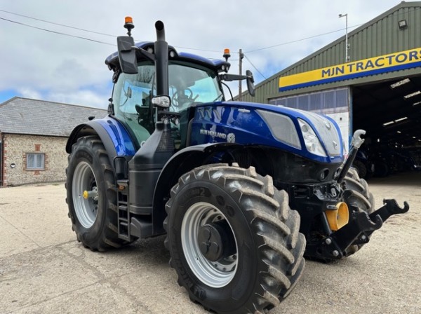 Used 2022 NEW HOLLAND T7.315 HD Front Linkage, Front couplers, Front PTO, Full GPS, Intelliview 12, Power beyond, Isobus, electric mirrors, wheel weights, 20 LED work lights, twin LED beacons for sale in Oxfordshire