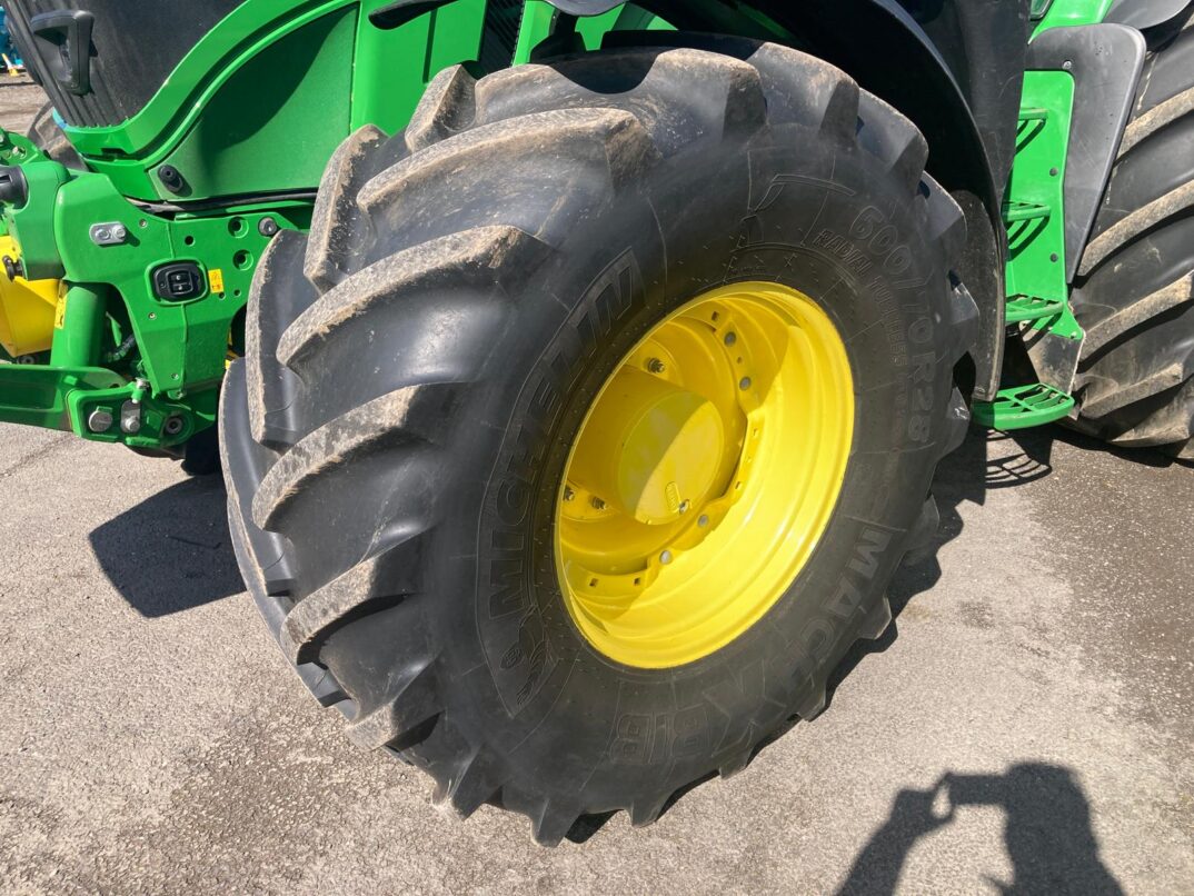 John Deere 6R 215