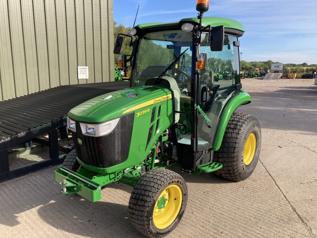 John Deere 3039R