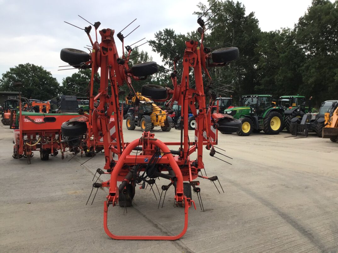 KUHN GF8702 8 ROTOR TEDDER