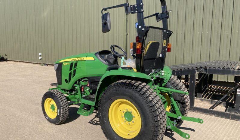 John Deere 3039R full