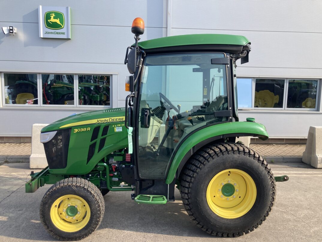 John Deere 3038R