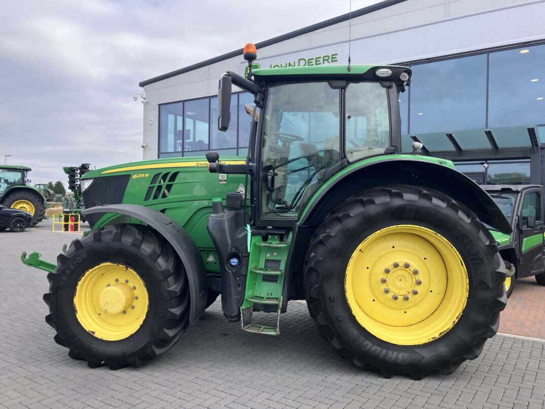 John Deere 6215R