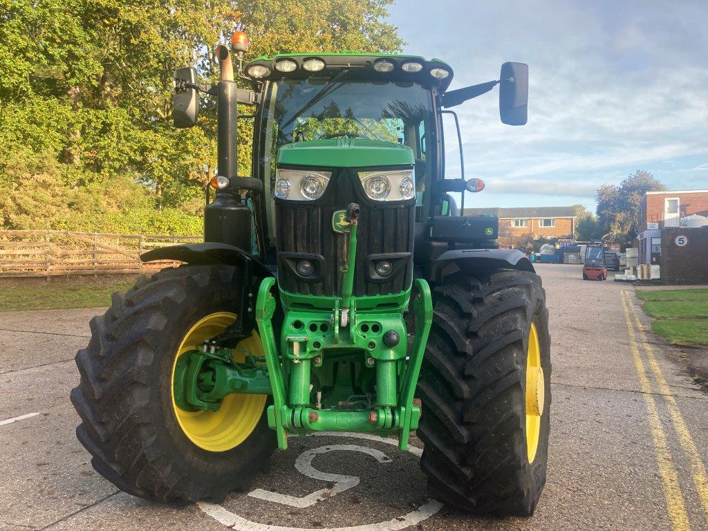 John Deere 6215R