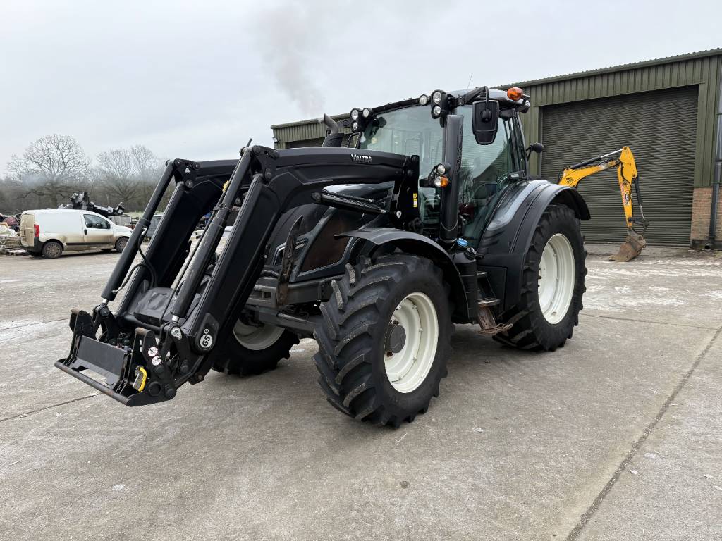 2018 Valtra N134 Hitech with Quicke G5S Loader