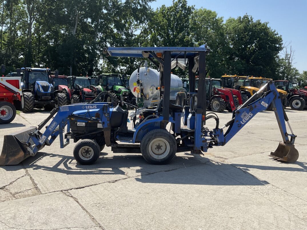 NEW HOLLAND TC24D WITH LEWIS 25QH LOADER