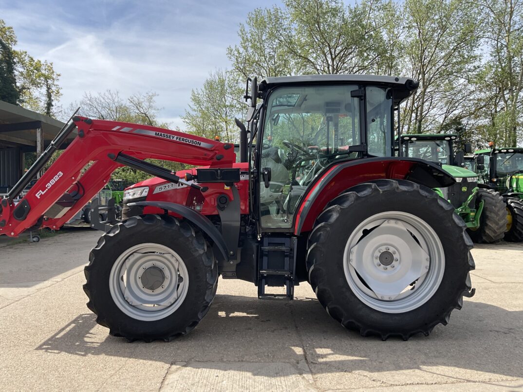 MASSEY FERGUSON 5711M