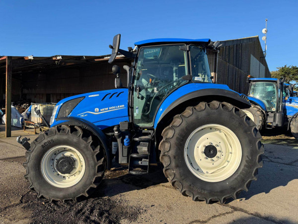 Used 2023 NEW HOLLAND T6.120 Electro command, front linkage, front suspension, creep gears, 6 work lights, brand new tires for sale in Oxfordshire