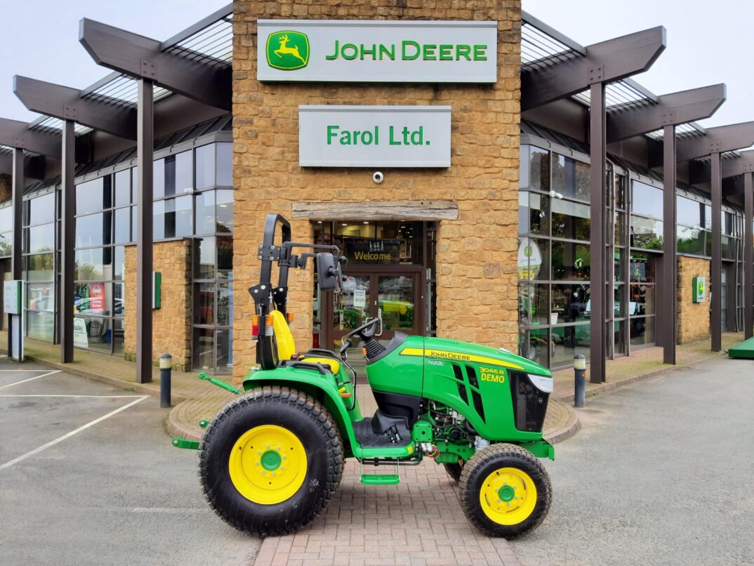 John Deere 3046R