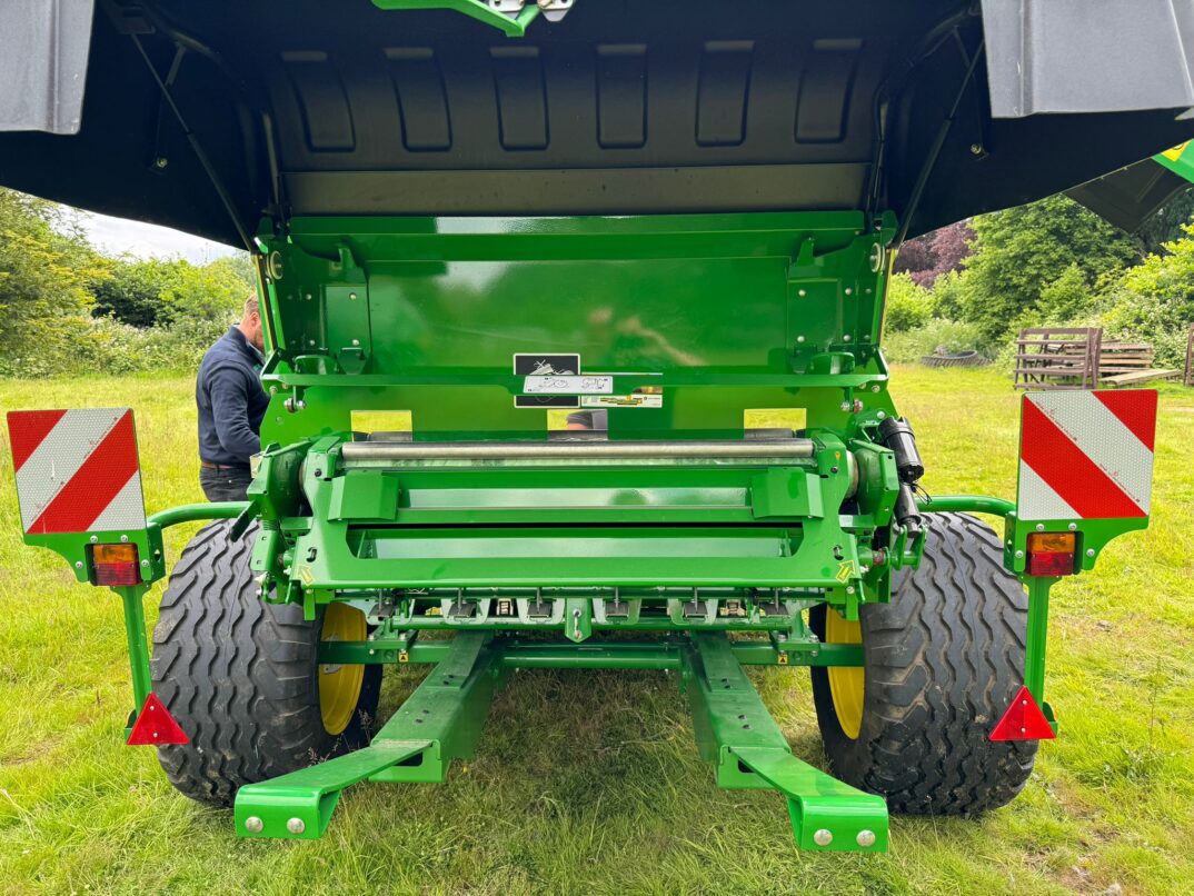 John Deere V451M