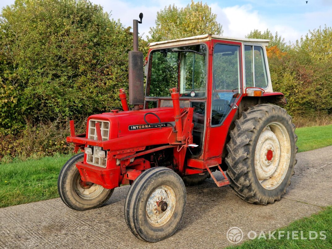 1976 International 454 52 2WD Tractor