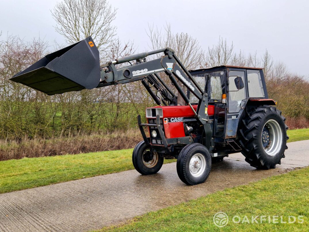 1985 CASE IH 685L 2WD Tractor