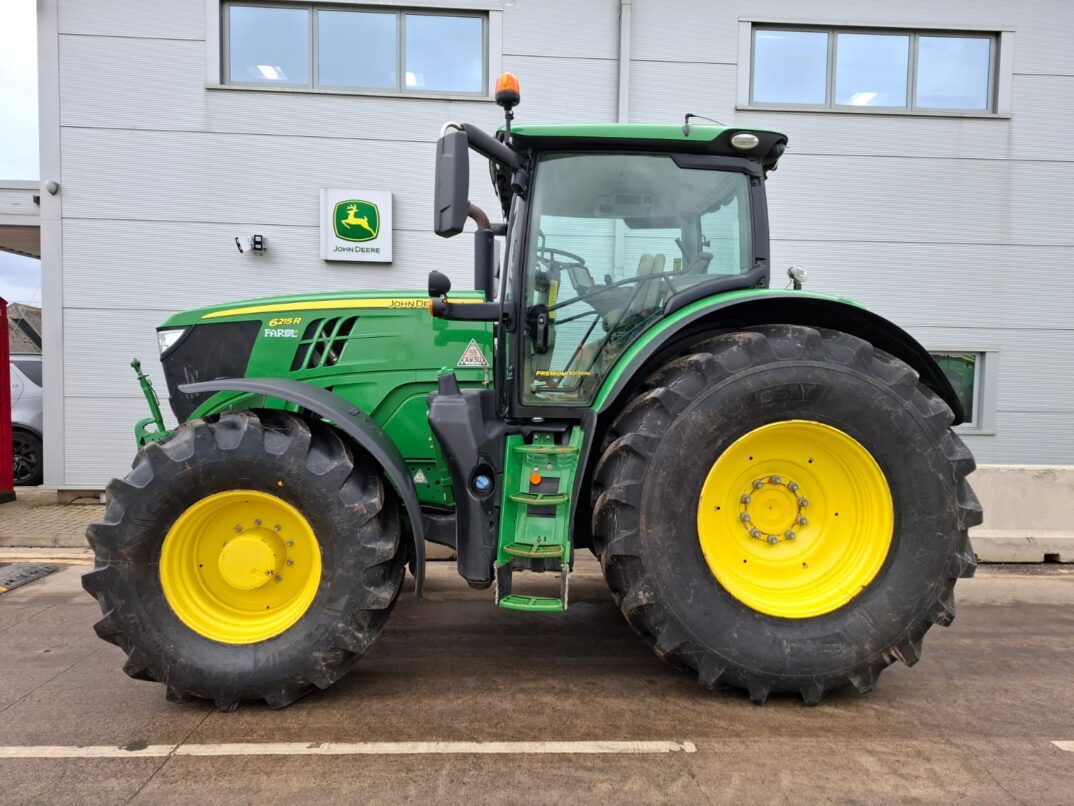 John Deere 6215R