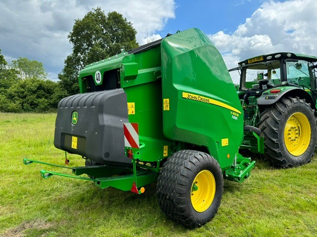 John Deere V451M