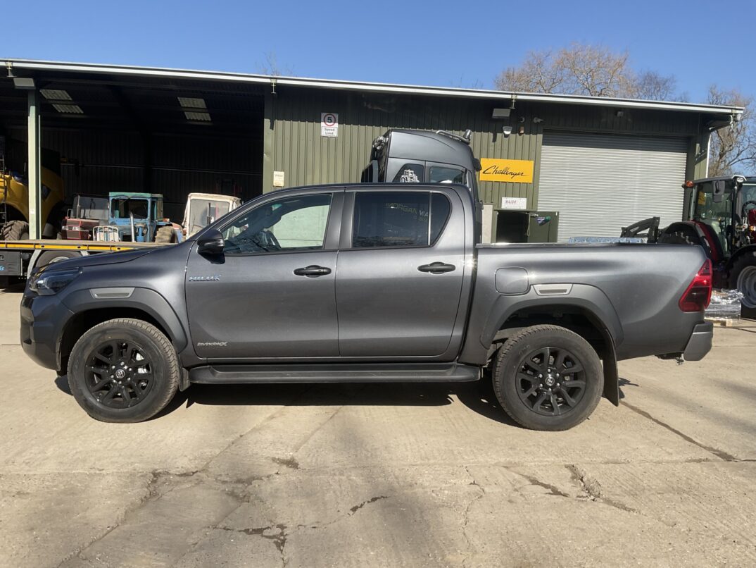 TOYOTA HILUX INVINCIBLE X