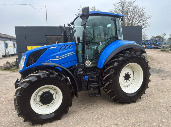 Used 2023 NEW HOLLAND T5.120 lovely little T5.120 electro command, has done barely any work. tyres are like new. 4 halogen worklights Led beacon 3 speed PTO ice cold air con Bluetooth Radio for sale in Oxfordshire