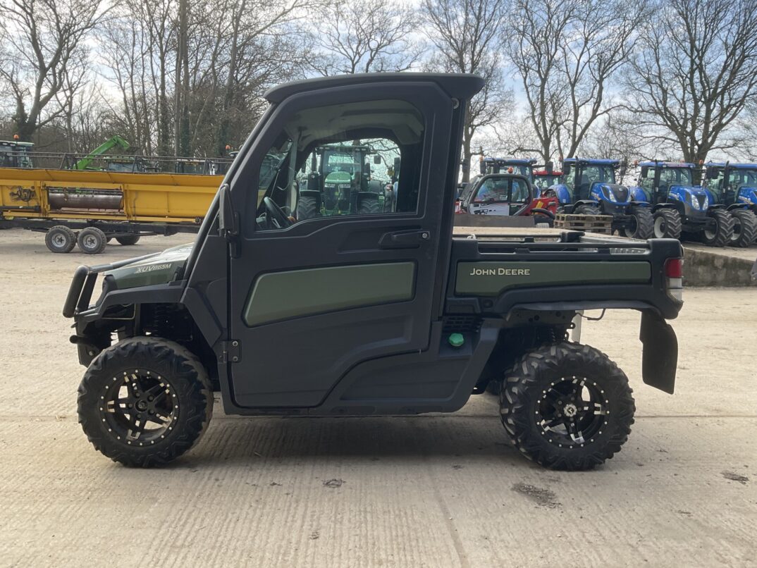 JOHN DEERE GATOR XUV865M