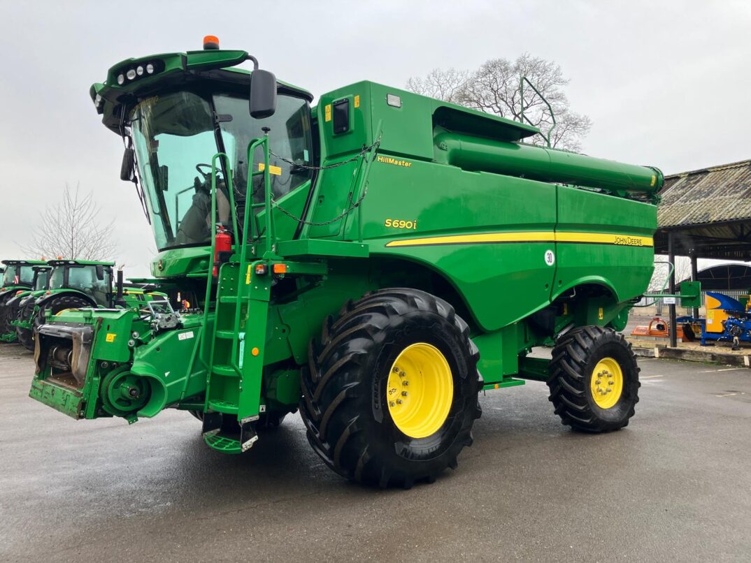 John Deere S690i HM