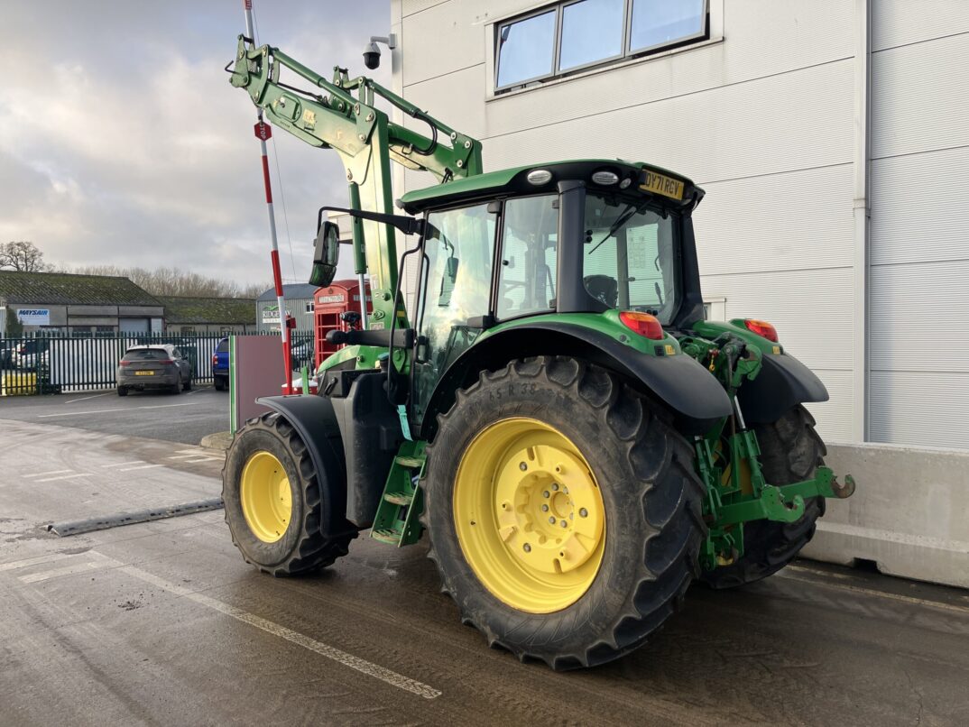 John Deere 6120M