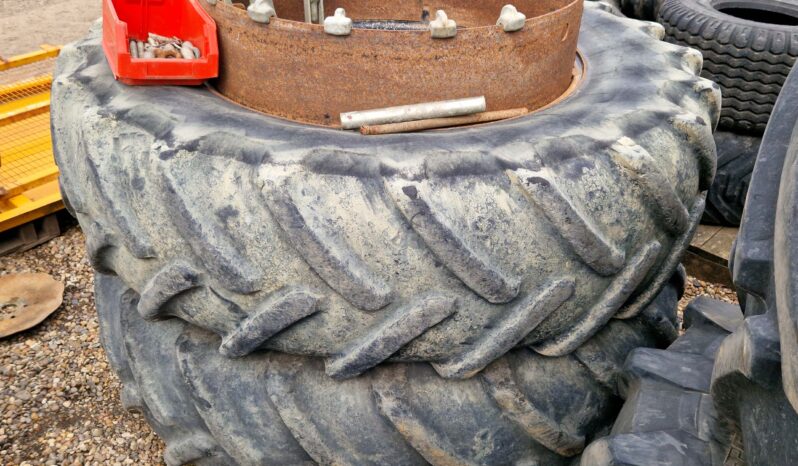 Stocks 18.4 X 38 Dual wheels full