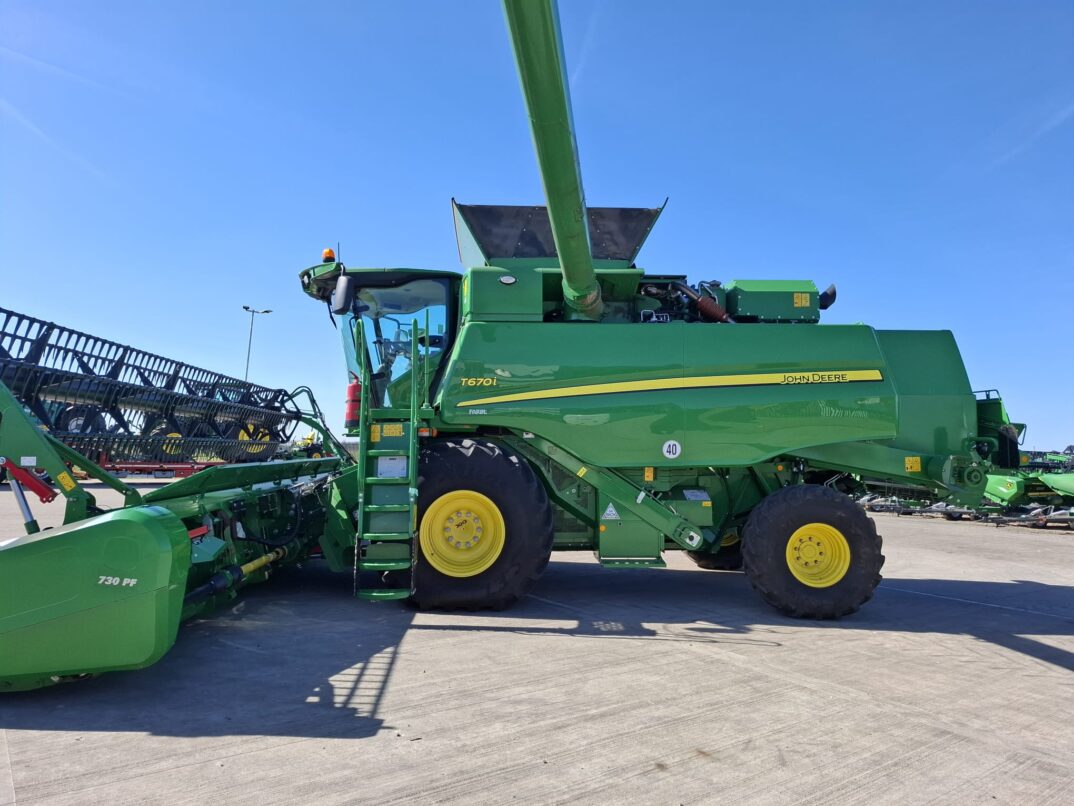 John Deere T670i