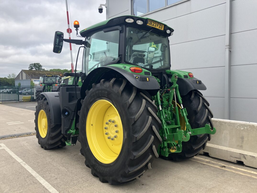 John Deere 6R 215