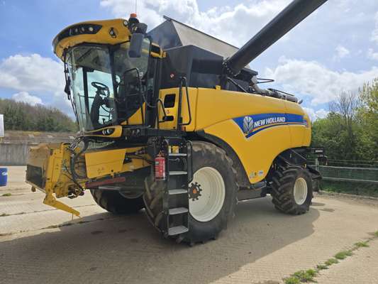 2017 New Holland CX8.80 Combine Harvester with New Holland Varifeed Header – WA18 EJU For Auction on 2025-05-14 Ref: 5167/4